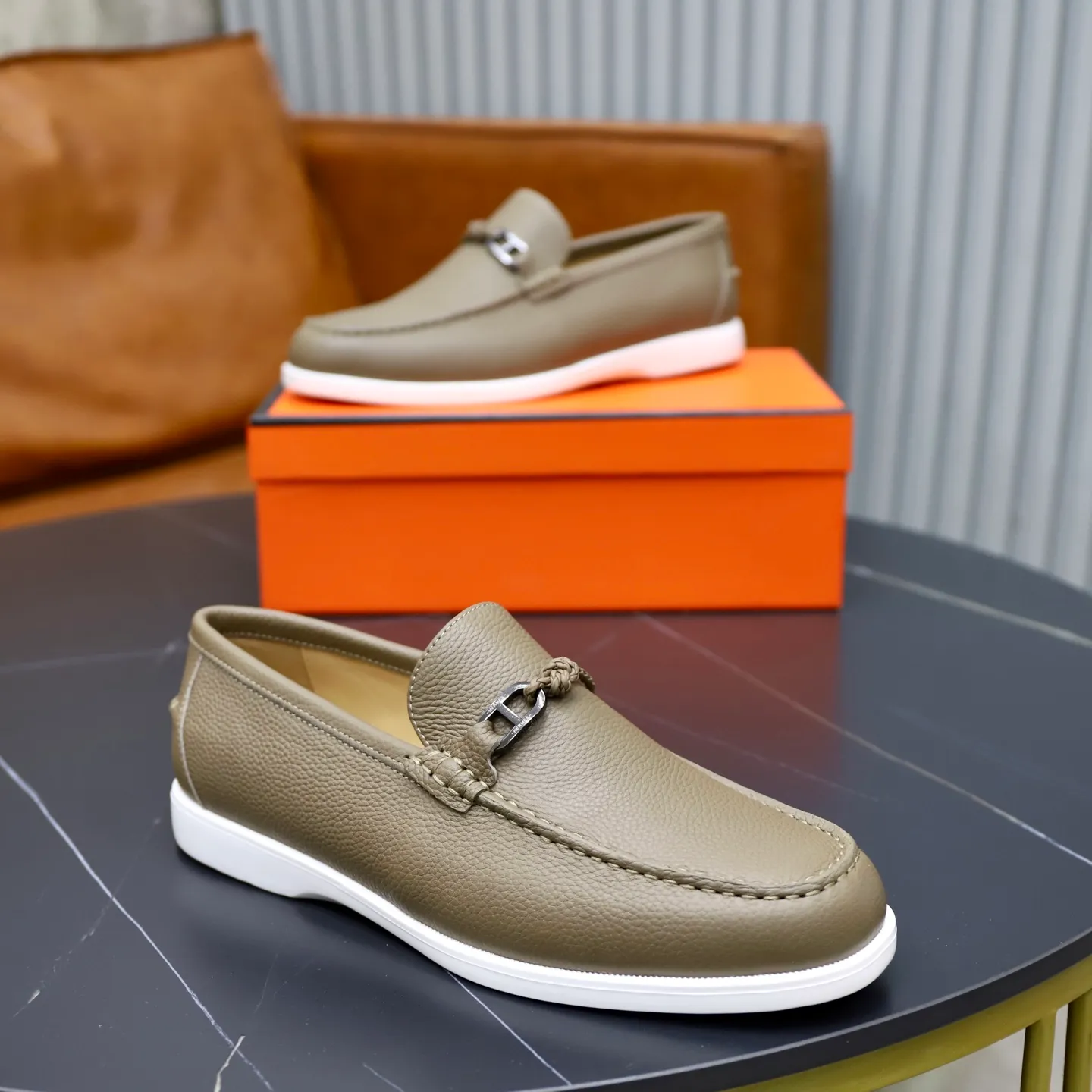 Ex-factory price: 560💰Hermès/Hermès slip-on men's shoes. This shoe is made of imported pebbled cowhide. It has simple and smooth lines and is combined with aerodynamically designed 3CM rubber foam ultra-light soles! Youthful and fashionable, classic H-shaped hardware buckle decoration, calf lining gently wraps the feet, with logo cowhide feet, casual and urban style, highlighting youthful vitality, sports and leisure version, super versatile, code number: 38-39-40-41-42-43-44 standard leather shoe size (45 can be customized but does not support returns)